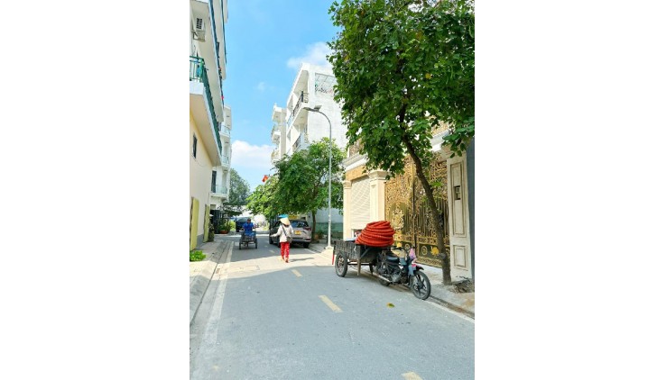 SÁT BÊN CHỢ - GẦN UỶ BAN PHƯỜNG BÌNH HƯNG HOÀ - QUỐC LỘ 1A - 54M2 - 4 TẦNG - ÔTÔ NGỦ TRONG NHÀ GIÁ 6.5 TỶ
